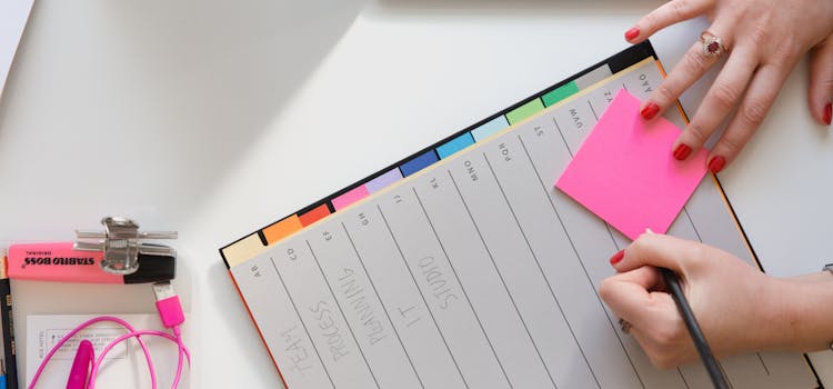 Vista dall’alto di un’agenda con post-it rosa