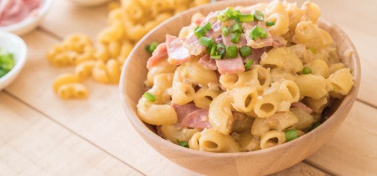 bowl de macarrones con queso y jamón