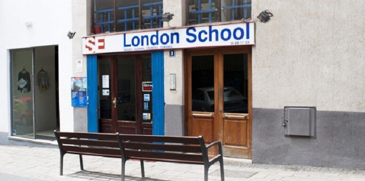 Fachada de London School en Tenerife
