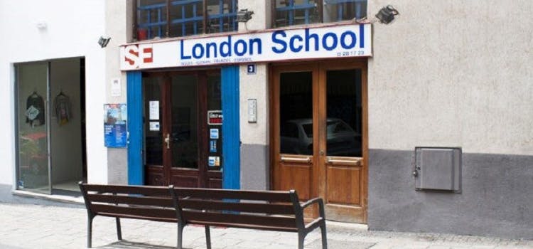 Fachada de London School en Tenerife