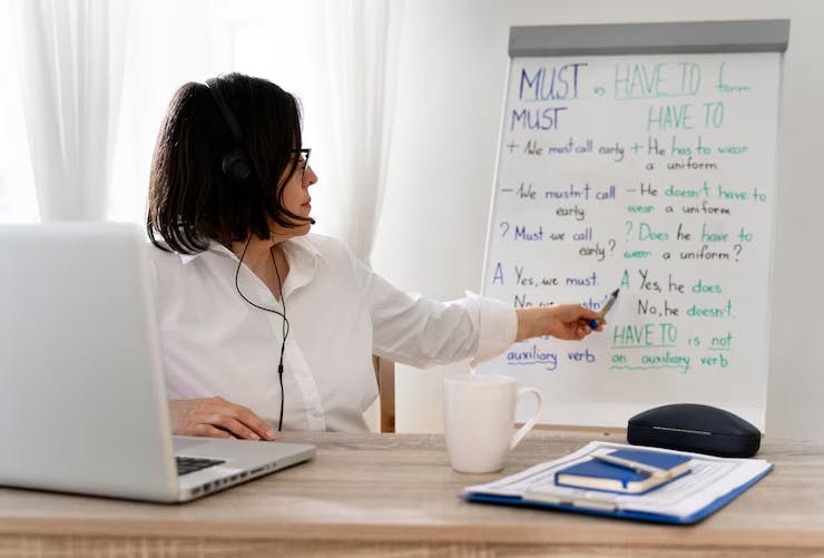 maestra enseñando con tablero