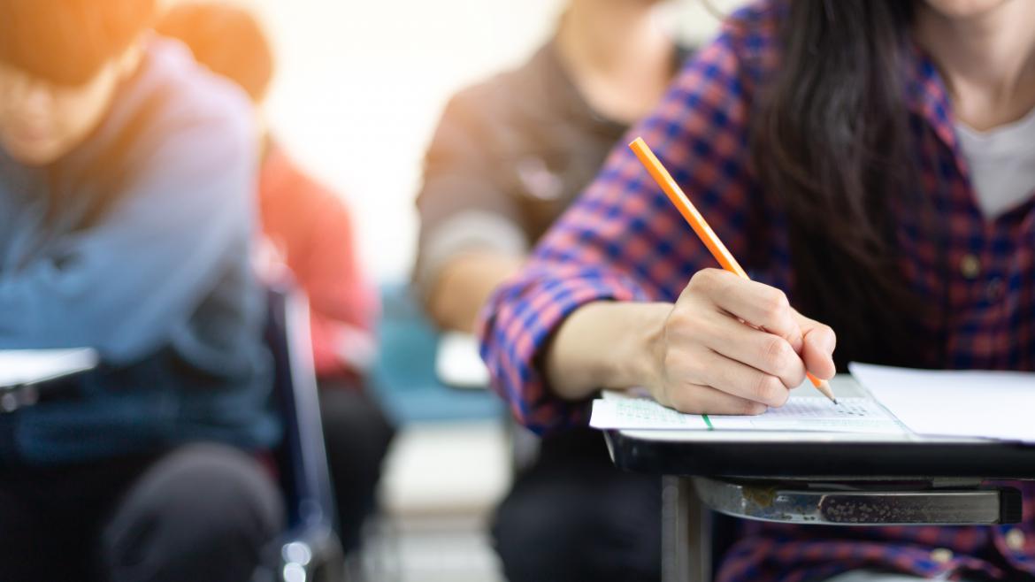 estudiante presentando examen de ingl&eacute;s