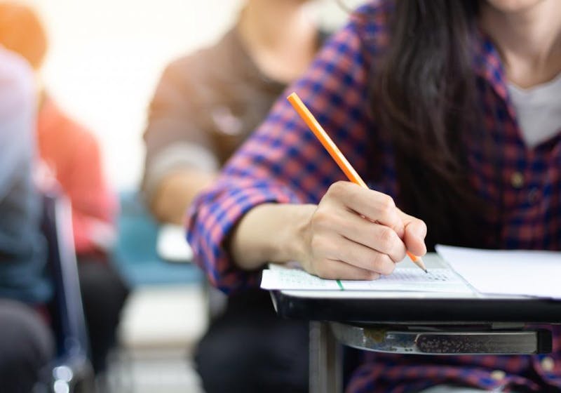 estudiante presentando examen de inglés