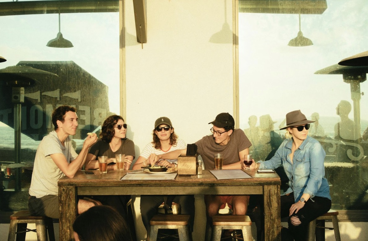 amigos en bar ejercicio de ingl&eacute;s