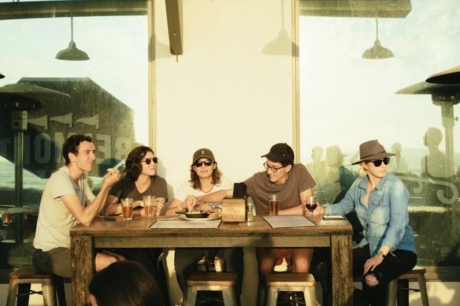 amigos en bar ejercicio de inglés