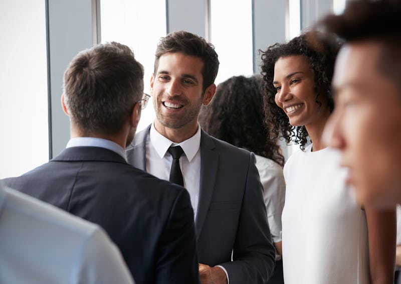 grupo de empresarios haciendo networking
