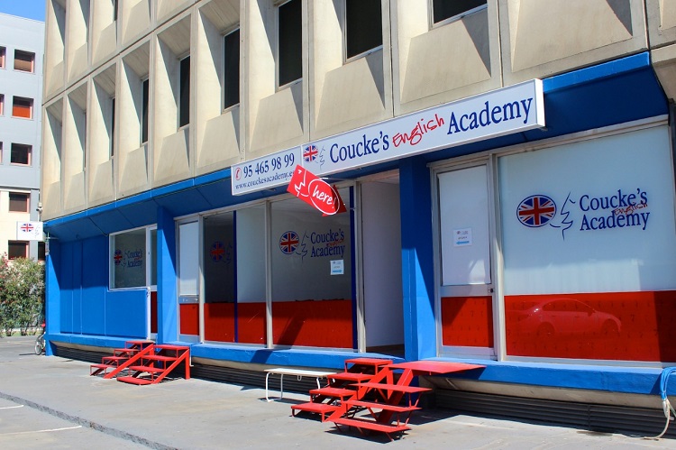 Fachada del curso de ingl&eacute;s Coucke's English Academy en Sevilla.