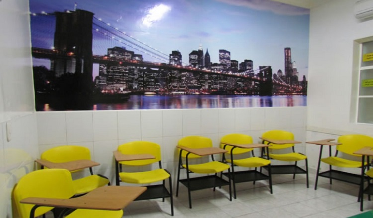 Sal&oacute;n de clases de Best Englisg Institute | Sillas amarillas puestas en circulo