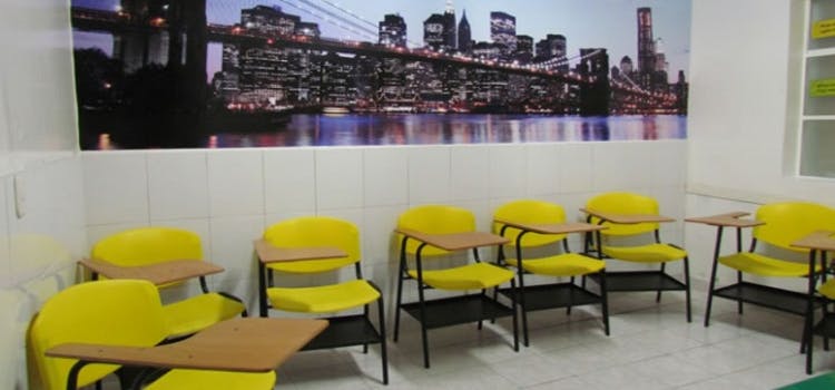 Salón de clases de Best Englisg Institute | Sillas amarillas puestas en circulo