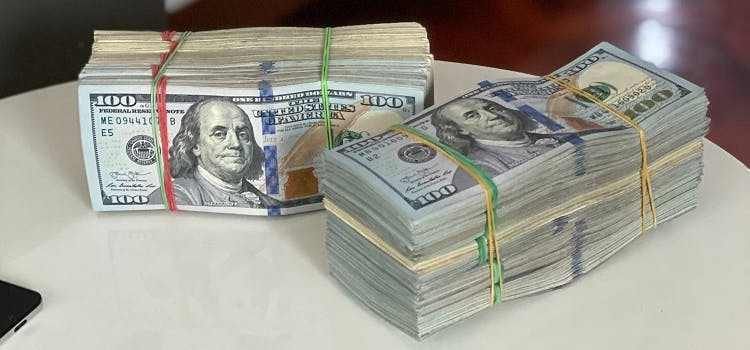 foto de billetes dólares sobre la mesa