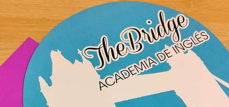 Logo de The Bridge academia de inglés