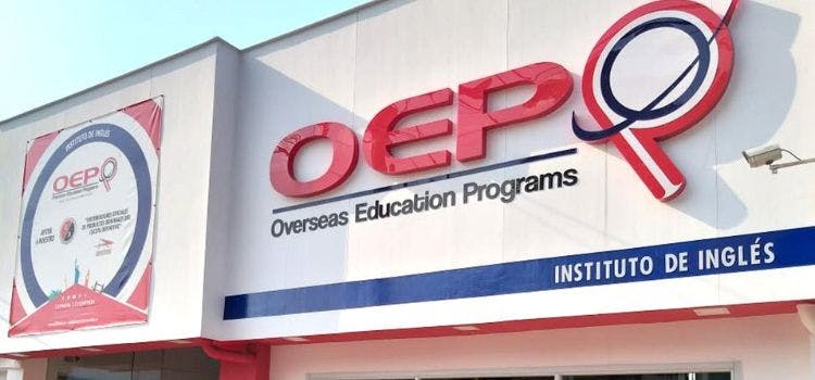 Fachada en blanco con el logo del curso de inglés en cúcuta "OEP" com letras en rojo.