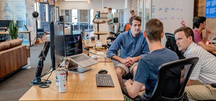 Współpracownicy przy stole.