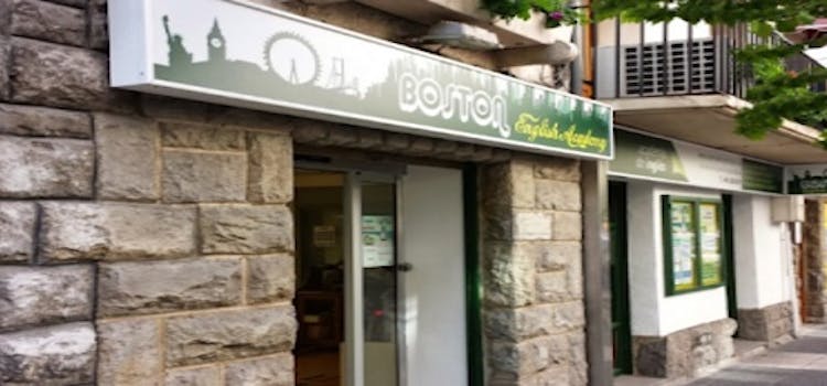 Fachada con cartel verde y blanco de la academia de inglés Boston.