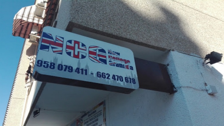 Cartel con nombre y n&uacute;mero de contacto del curso de ingl&eacute;s New College Granada.