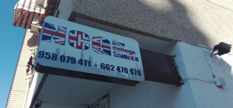 Cartel con nombre y número de contacto del curso de inglés New College Granada.