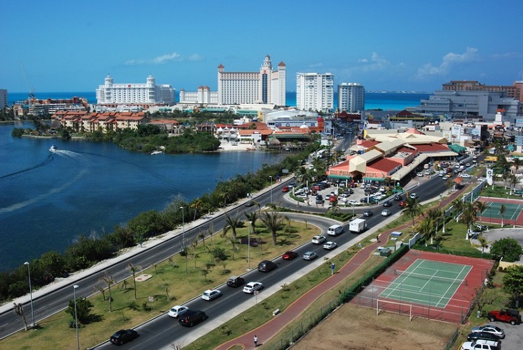 Canc&uacute;n | Carreteras, mar, autom&oacute;viles, edificios de hoteles muy altos