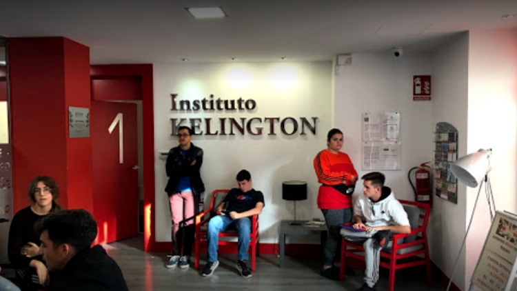 Personas en recepci&oacute;n del Instituto Kellington