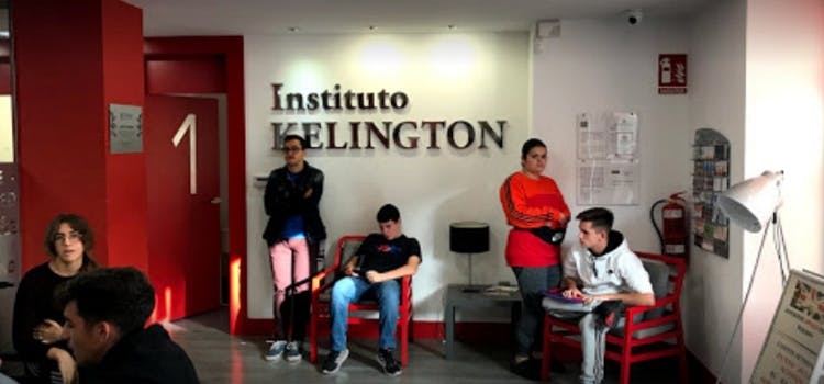 Personas en recepción del Instituto Kellington