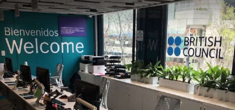 Salón de clases de British Council en Bogotá | Ventanales, mesas con computadores y sillas.