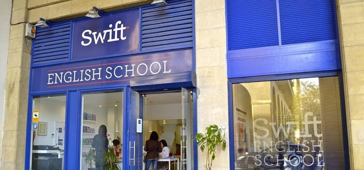 Fachada del curso de inglés Swift | Local en la calle de color azul.