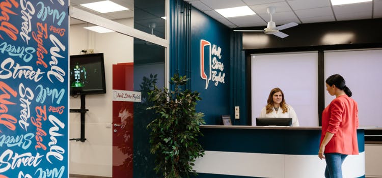 Fachada Wall Street English Valencia