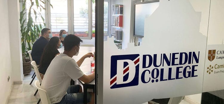 Salones de clases con personas sentadas | Dunedin College.