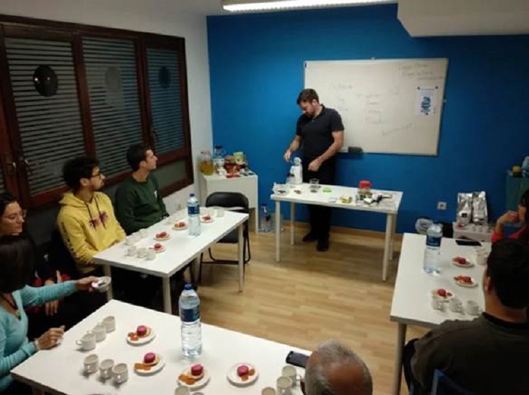 Sal&oacute;n de clases de 4 Real English en Pamplona | Estudiantes de ingl&eacute;s