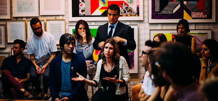 Personas reunidas hablando