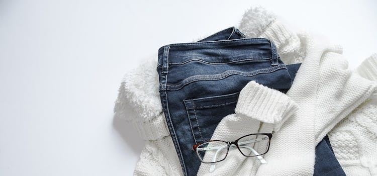 roupas jeans e blusa branca