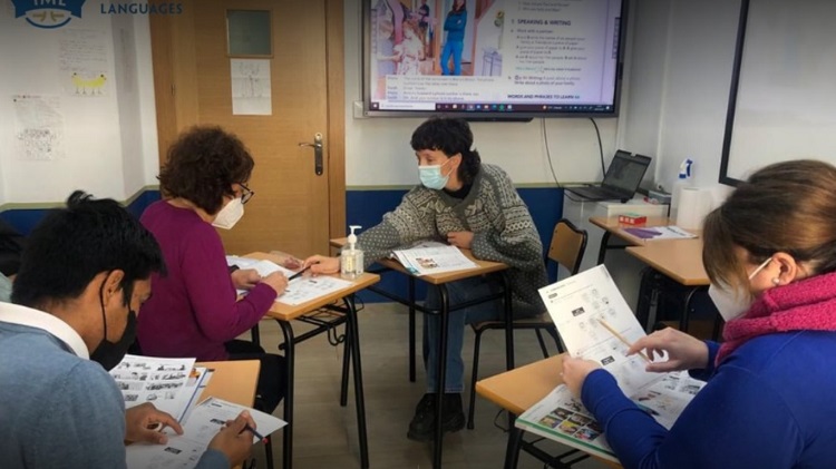Personas recibiendo clases de ingl&eacute;s en IML Granada.