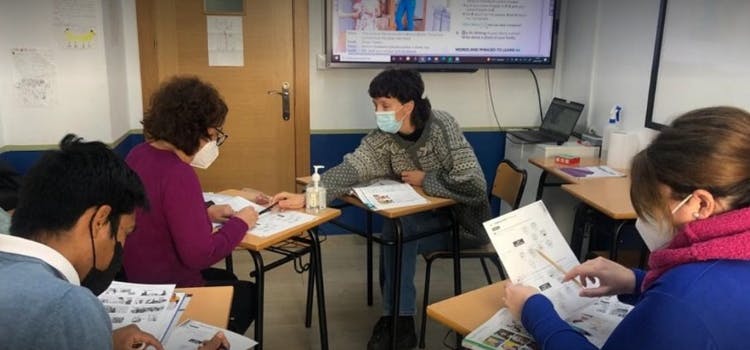 Personas recibiendo clases de inglés en IML Granada.