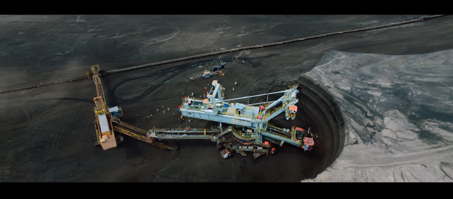 Avec « Goliath », premier single de son nouvel album, Woodkid frappe