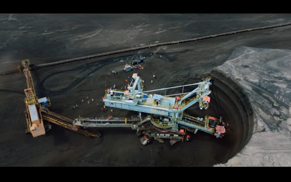 Avec « Goliath », premier single de son nouvel album, Woodkid frappe