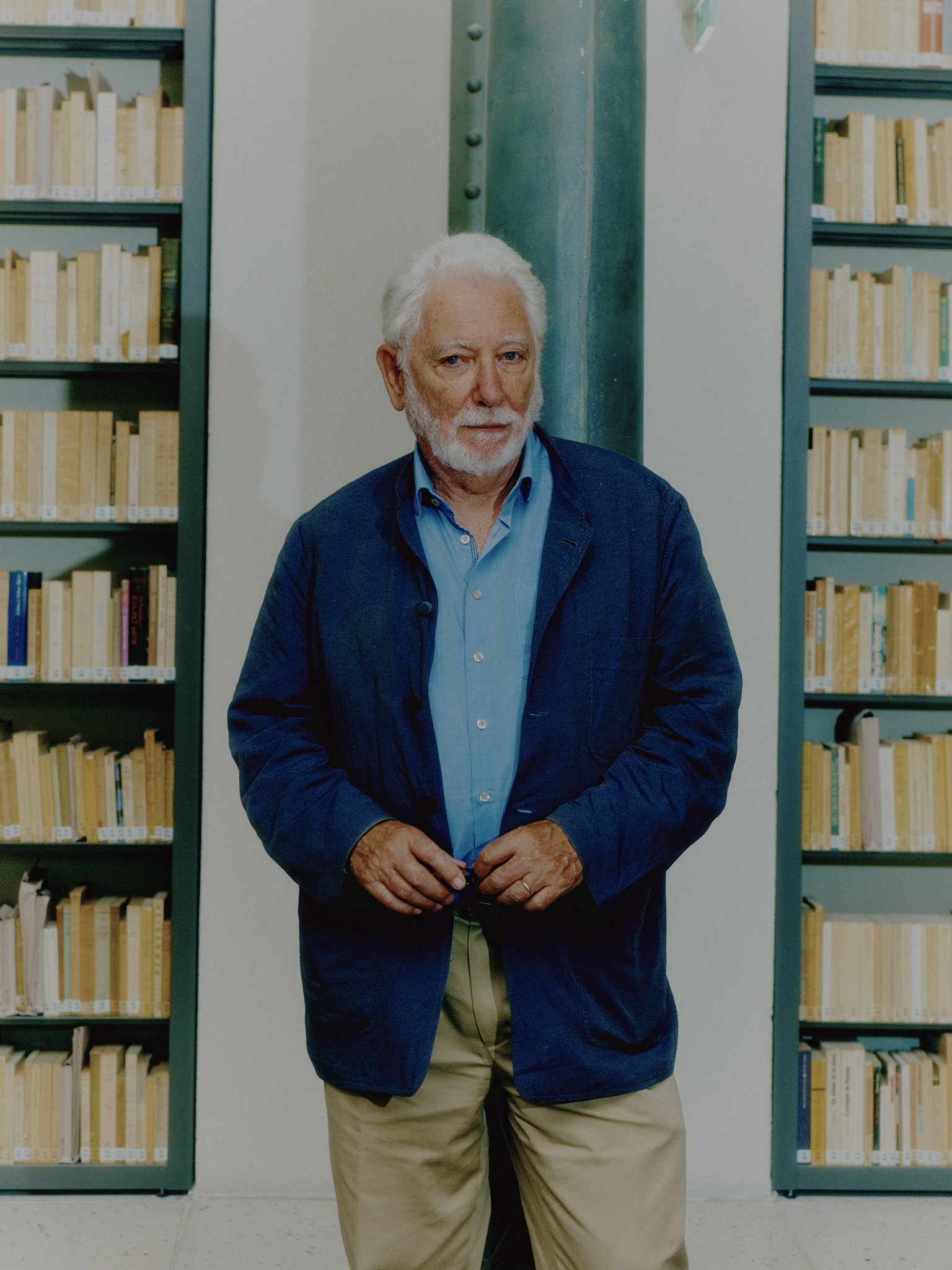 Philippe Descola autoportrait en deux images et un objet