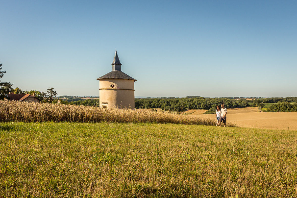 Couple se baladant devant le pigeonnier de Lombers