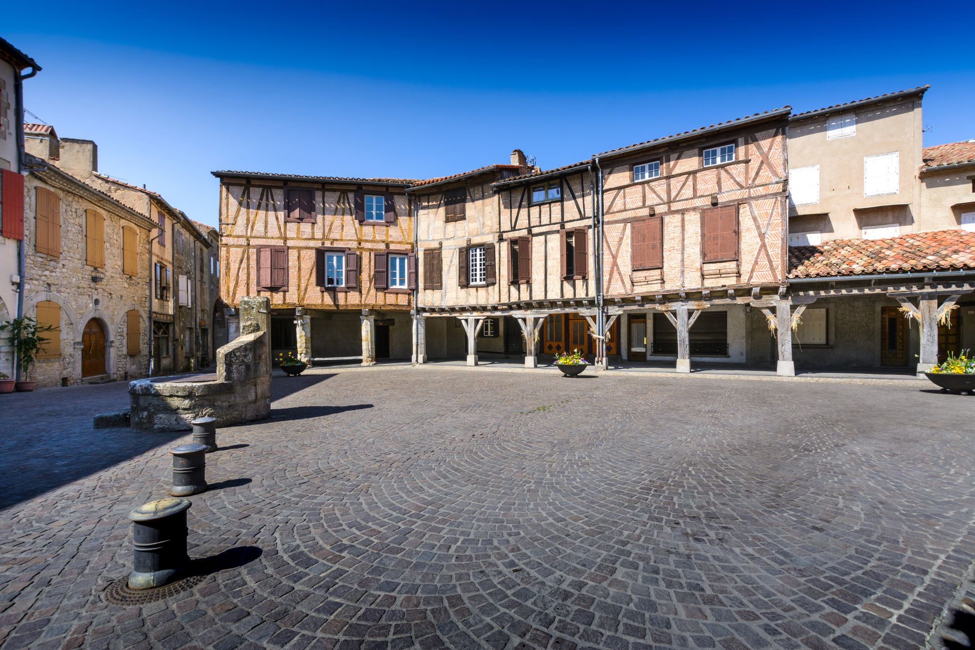place_centrale_du_village_medieval_de_lautrec
