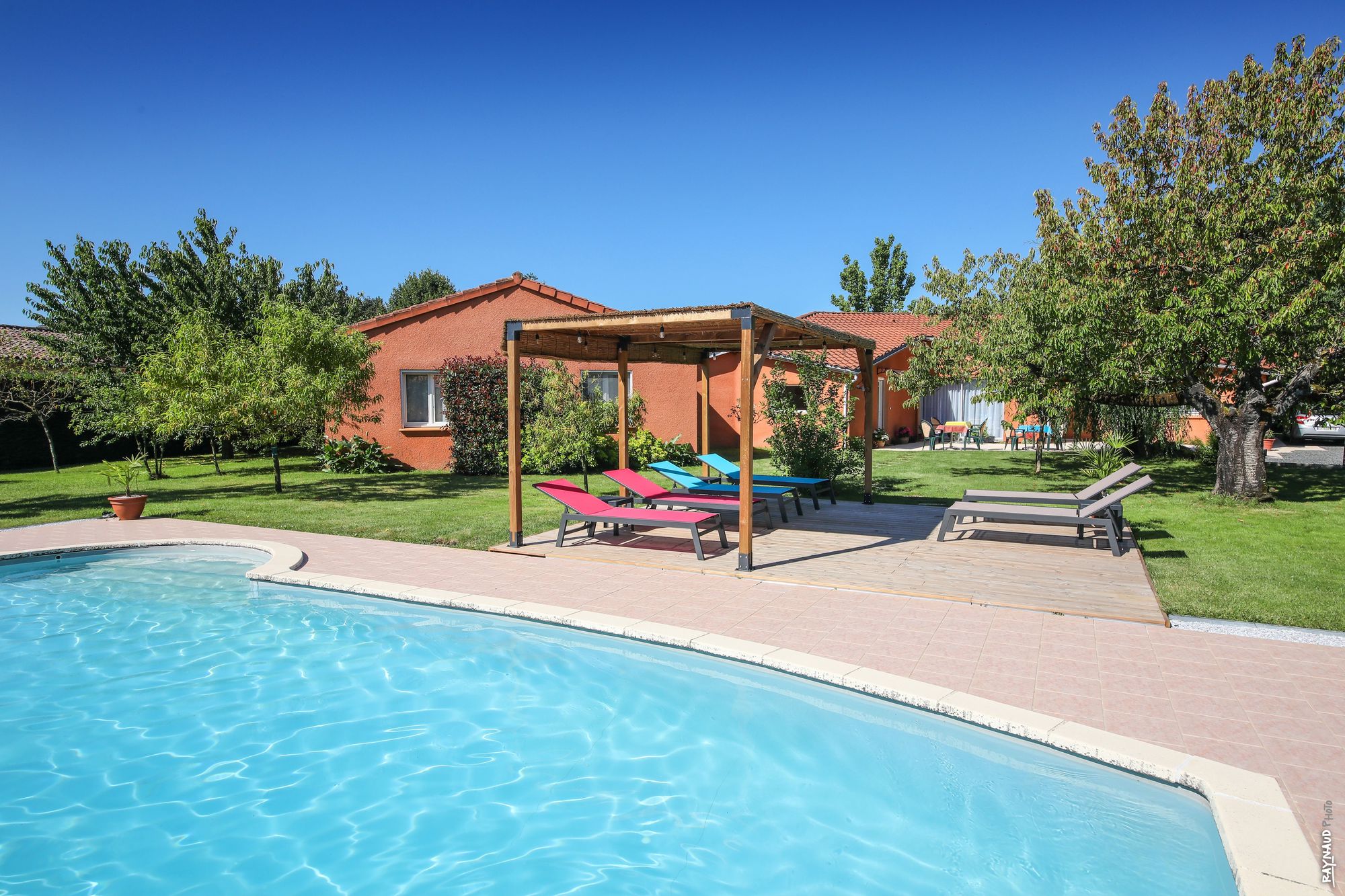 Piscine et terrasse ombragée de la maison d'hôtes Au Paradis Vert