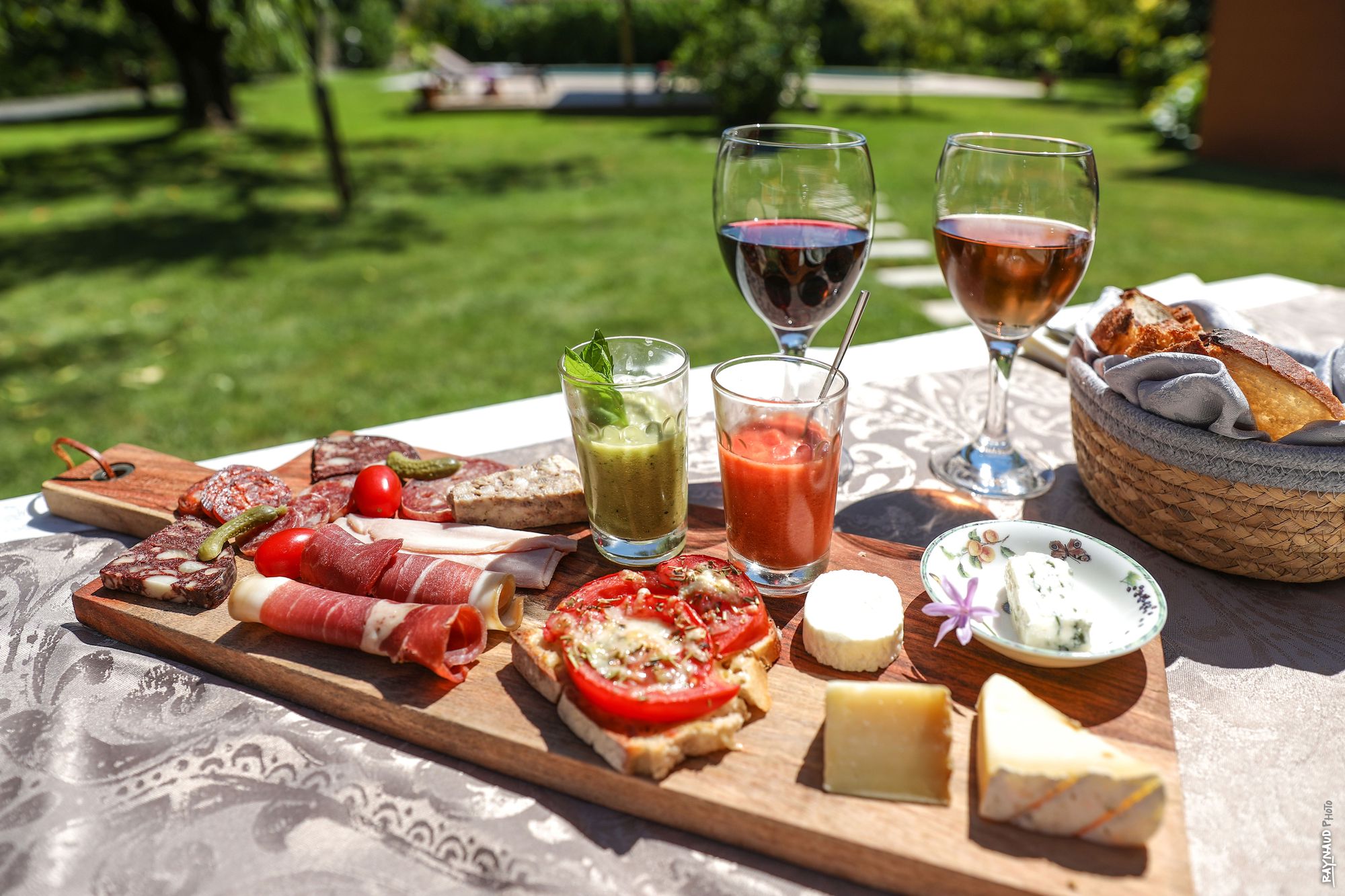 Planche dînatoire avec charcuterie fromage vin de Gaillac de la maison d'hôtes Au Paradis Vert