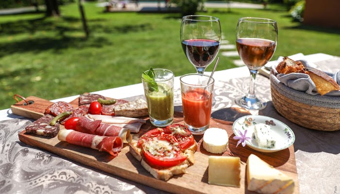 Planche dînatoire avec charcuterie fromage vin de Gaillac de la maison d'hôtes Au Paradis Vert