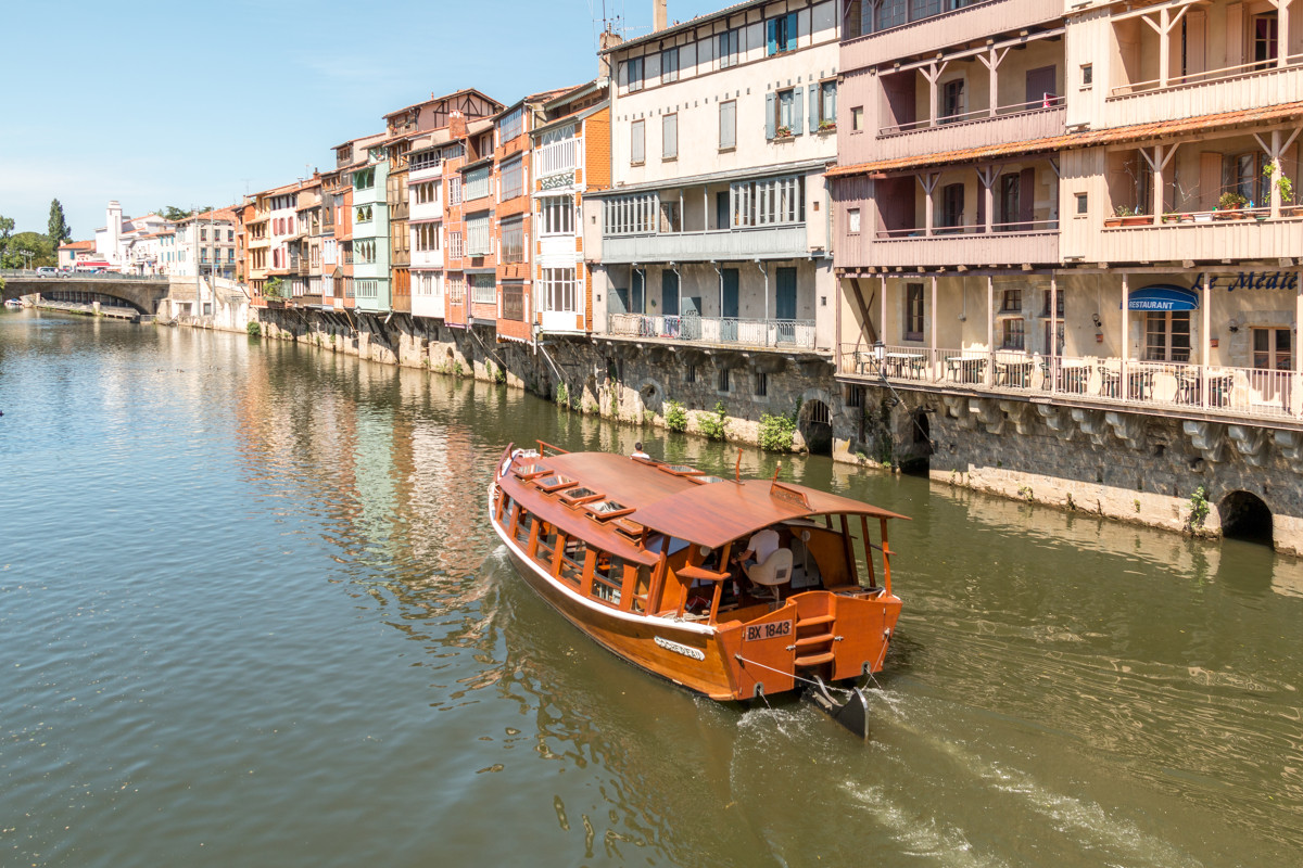 Coche d'eau navigant sur la rivière Agout à Castres