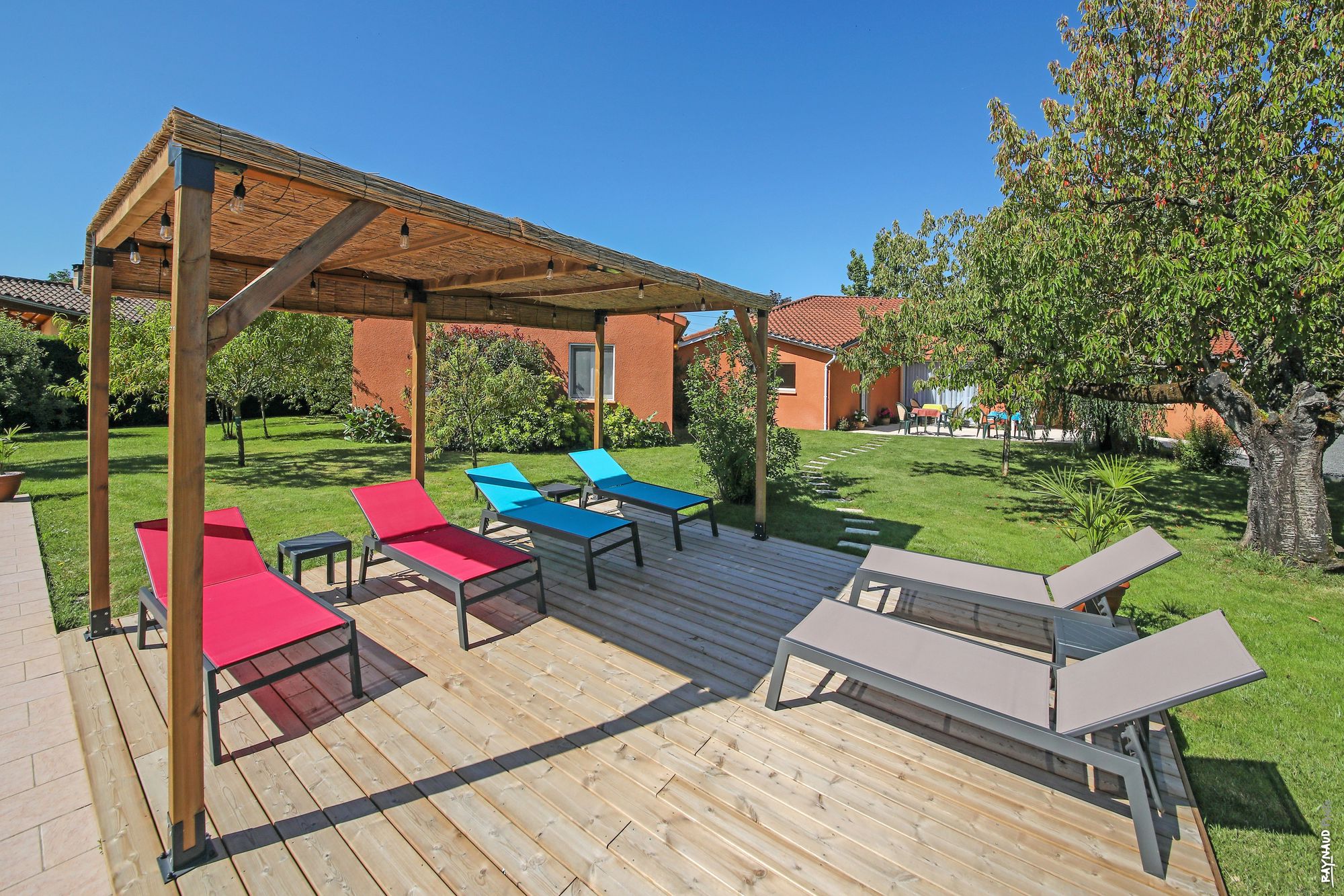 transats_et_terrasse_ombragee_de_la_piscine_de_la_maison_d_hotes_au_paradis_vert