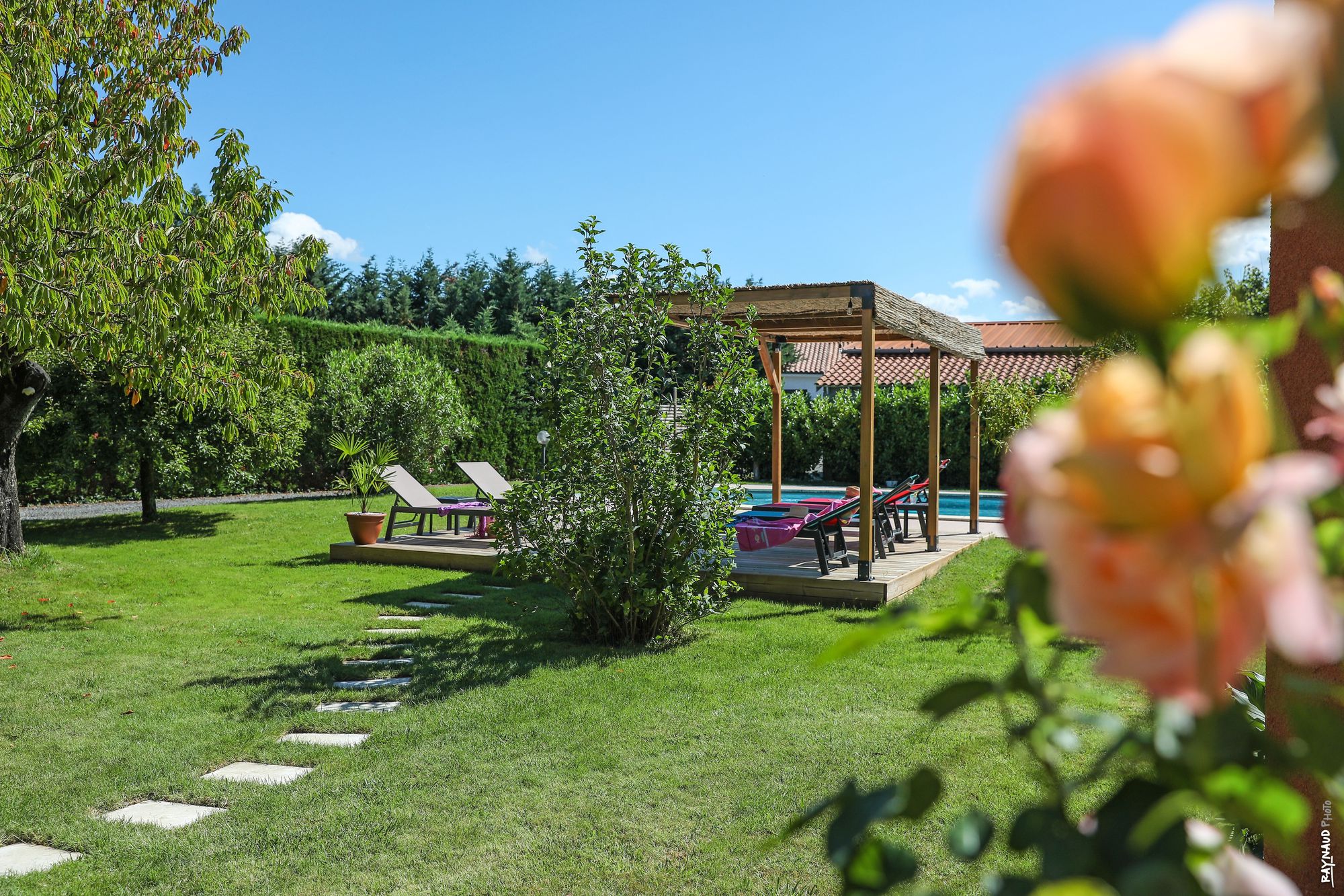 Jardin avec piscine de la maison d'hôtes Au Paradis Vert