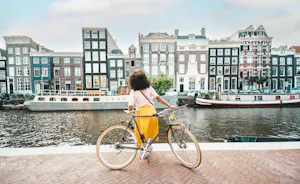 vrouw bij gracht