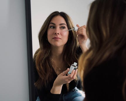 Waarom je een serum moet toevoegen aan je gezichtsverzorging?