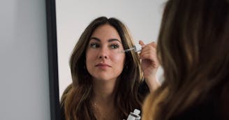 Waarom je een serum moet toevoegen aan je gezichtsverzorging?