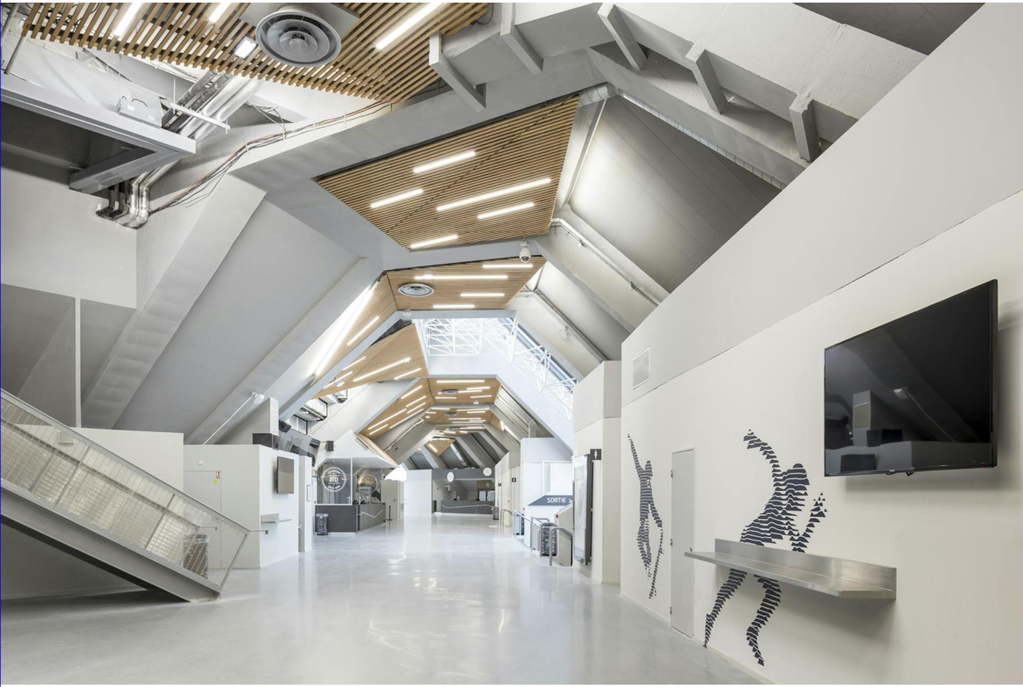 With its 20,300 seats, optimised acoustics and architecture enhanced by a majestic glass roof, the Arena is now at the top of the list of must-see entertainment destinations.