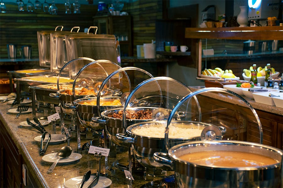 restaurante servindo almoço em hotel