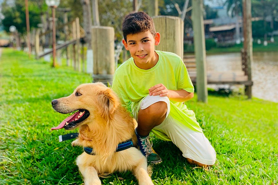 menino com seu cão em hotel fazenda petfriendly