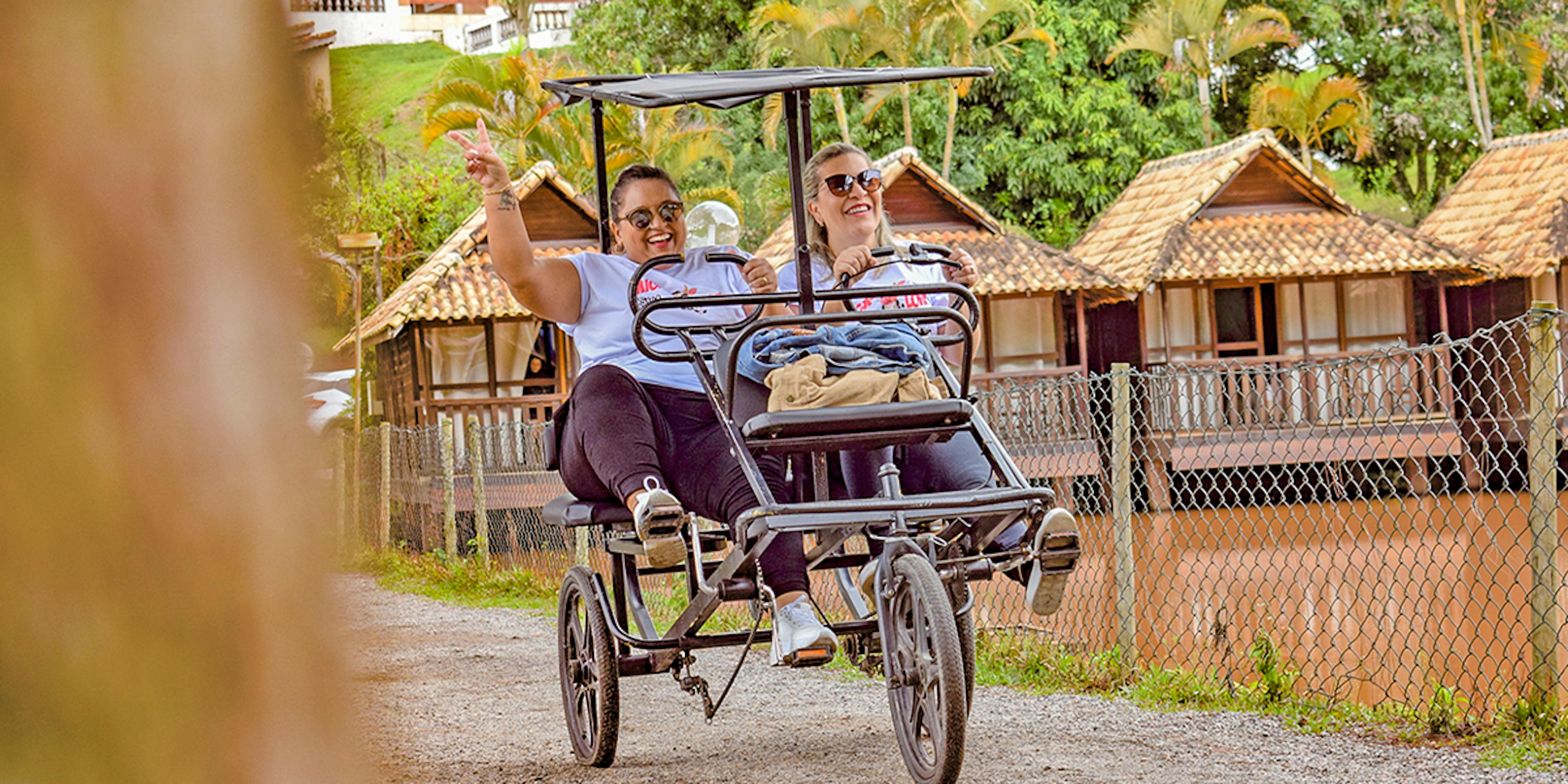 Mulheres em atividade de hotel
